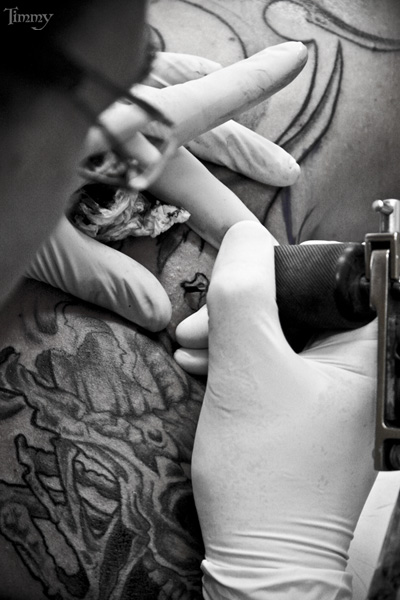 tattoo-photo-noir-et-blanc-seance-de-tatouage