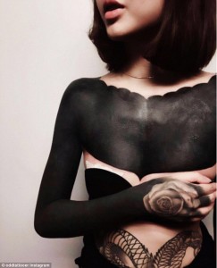tarawa décrypte la nouvelle tendance du blackout tattoo qui réecrouvre entièreemnt d'encre noir une partie du corps en s'inspirant des tattoos tribales