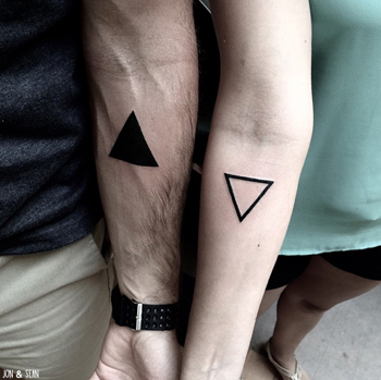 un tatouage de couple interactif minimaliste et géométrique à l'encre noire intéractif