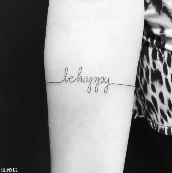 un tatouage minimaliste mot "happy" sur le bras