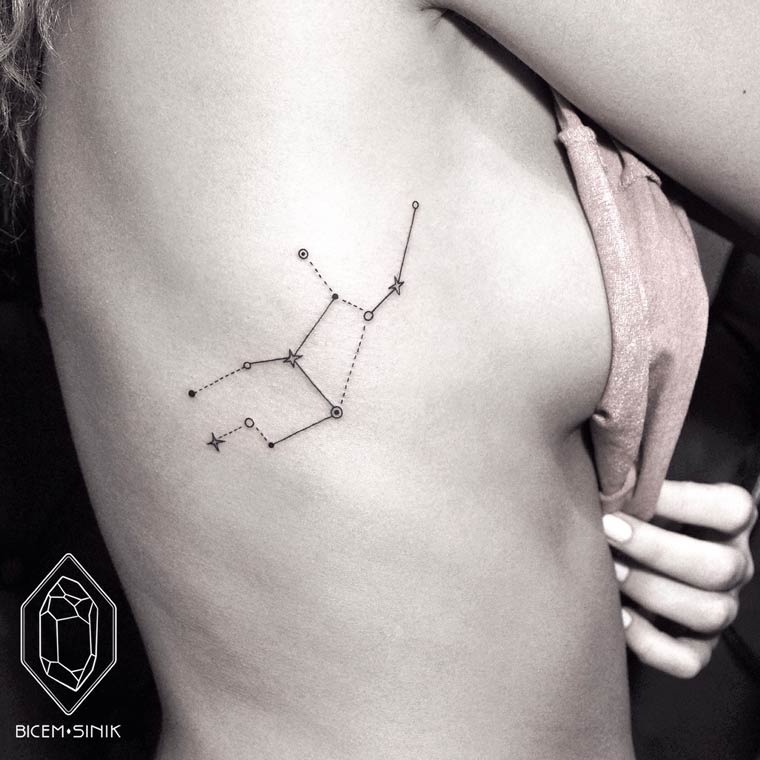 trsè jolie et poétique le tatouage constellation parfait mélange entre tattoo réaliste et imaginaire