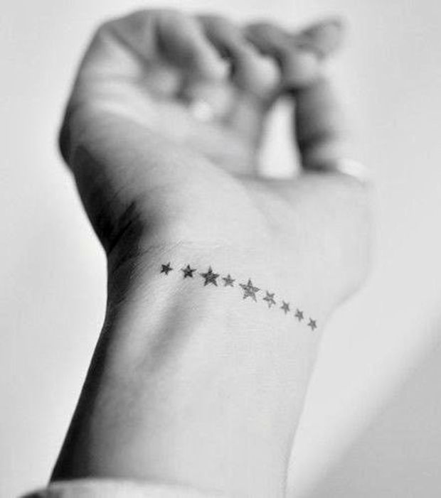 le tatouage indémodable étoile sur le poignet pour tous les rêveurs