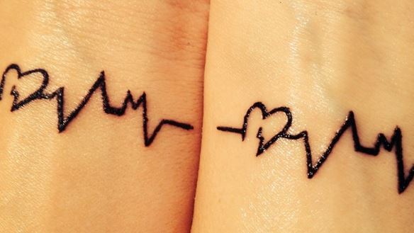 article by tarawa idée de tatouages entre couple de tatoos entre amis et de tatouage entre membre de la famille. tattoo battement du coeur.