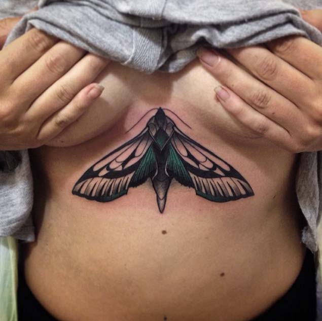 tatouage sous la poitrine coloré motif papillon de nuit