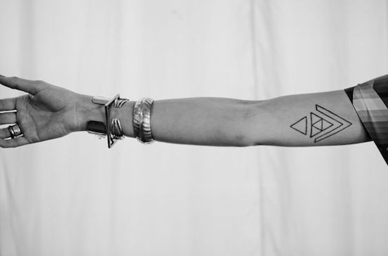 signification-des-tattoos-géométrqiues-triangle-carré-et-diamant