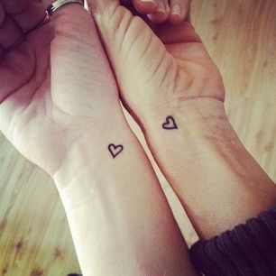 signification-tattoo-tatouage-coeur-minimaliste-sur-le-poignet