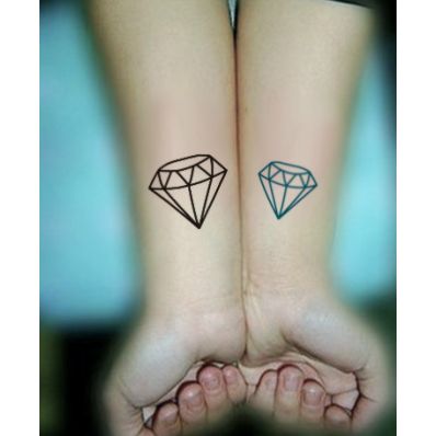 tatouage diamant poignet