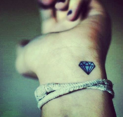 tatouage discret de diamant