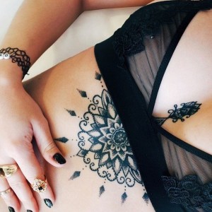 un tatouage mandala super sexy sous les seins