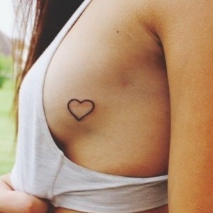 tatouage coeur simple minimaliste et efficace