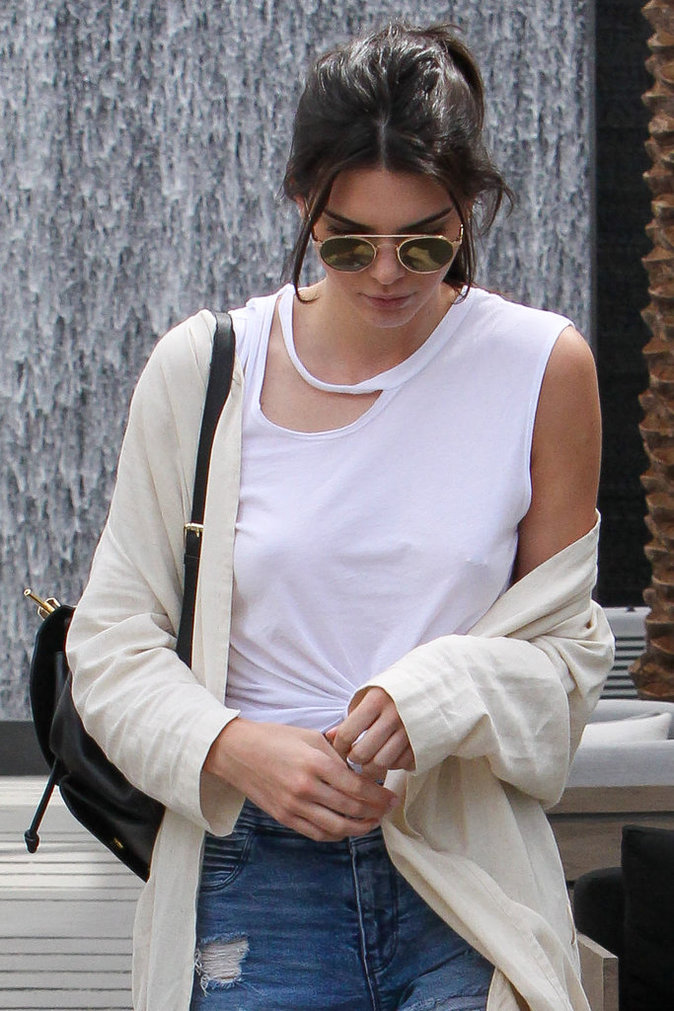 Kendall Jenner vient elle aussi de craquer pour le nipple piercing, le piercing de téton.