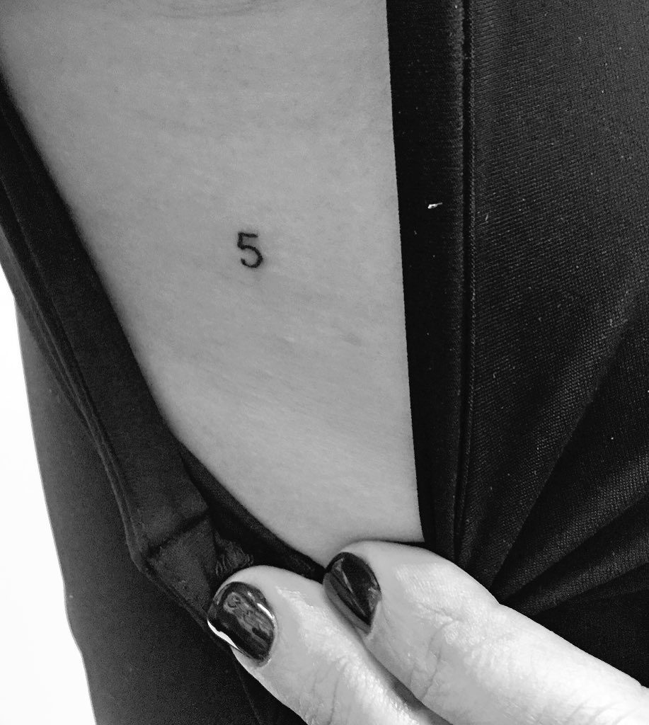 Lea Michele et son nouveau tattoo, chiffre 5, en hommage à Cory Monteith