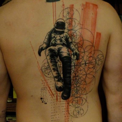 fameux tatouage astronaute par xoil tatoueur français de renom