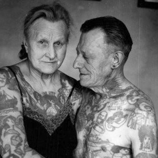 un joli couple de personnes agées tatouées